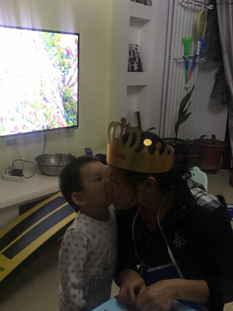 我早晨五点多挑选的，下午六点多就到了。非常及时非常感谢。给我老婆一个小小的惊喜自己浪漫。感谢??！