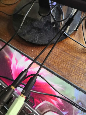 原来的耳麦二合一线接上麦克风和喇叭之后麦克风说话不太清楚，音响也有电流声，所以买了这个试一下。接上之后很好，传输很清晰，麦克风说话也清晰，音响也清楚了，笔记本可以同时接上低音炮和麦克风了，打游戏开黑舒服的不要不要的。虽然是便宜的小东西，效果给赞。物流服务也快，直接送到家的。