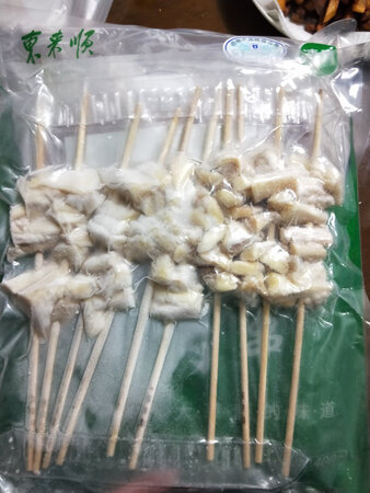 这个板筋第一次买，收到就下锅了，又干又硬的，根本咬不动。还一下子买了三袋。看看不烤时怎么炖着吃吧。