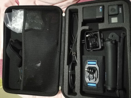 便携性能：刚收到。已经把自己的东西都装完了，还好，但就是感觉高度不太高，，东西放进去有点鼓，得把零件都拆开放才能放进去