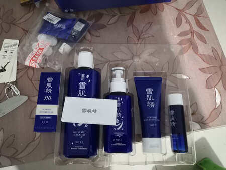bb双很好用，上妆效果自然，不卡粉