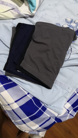 衣服是棉的，穿着也舒适，价格便宜