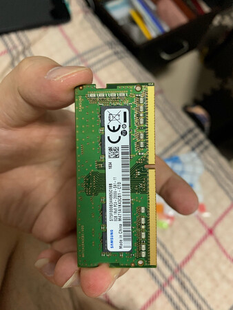 运行速度：显示京东物流，但是第三天才到，有点慢。装上后显示双通道。
反应速度：开机影响不大，其实我就觉得win10 8G内存太小，想加一条，备用着。
做工材质：稍微跟原装的有点不同，机器自带原装的内存条颜色更绿一点，透明涂层更厚一点，导致颜色稍有不同，其他地方还好。图中上面的惠普暗影精灵4自带的三星内存条，下面是店家的，大家可以看看。
十几天降了10，有点不开心( ??д?? )