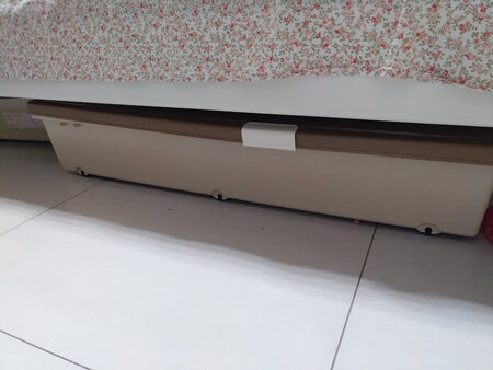 容量大小：够大～孩子衣服基本都放进去了
商品材质：没有啥味道～材料用料还可以
实用性能：对于小户型真的是福音啊～床底下的空间完全利用上了
厚薄程度：塑料厚薄适中吧～站进去会变形～但是厚结实
一直关注这个产品～看到京东有活动果断下手买了～本来想要透明的那款～当时没活动就买了这款～轮子实在方便极了一点儿也不费力～我家一岁半的小娃娃都能把箱子拉动了～从床底拽出来没压力～?～??