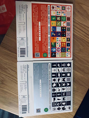 卡片印刷精良，纸张2面是不同的图案，图案内容好看也很有趣，这是宝贝最早的早教工具。学习用科学的方法进行育儿，0-3个月时用黑白卡，4-6个月时可以分辨红黄蓝绿四色，可以用彩色卡。6个月以后可以用卡片进行认知学习，真是一卡多用！