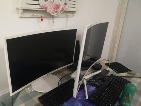 按照两年前组装电脑的选择，再次选择了相同品牌但是配置略高些的电脑，三星的曲面屏电脑一直觉得很好看，外观就秒杀好些品牌，以前用的其实也不小，没想到跟这个一对比，简直小巫见大巫了。游戏效果很满意啊，用在店里各方面都很实用和合适，显色效果也不错，推荐。