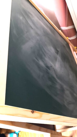 一直在想着给买一个这样的黑板了，买的时候以为一面纯粹的绿板，回来后才发现两面都有，一面绿色，粉笔用的。建议在图片页封面就显示出来。另外一面白色的，塑料光面，mark笔写写画画的。可以升降，这个升降的机制有点不太好唉，时间久了会不会松动呢。