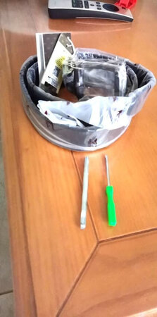 皮带不错，配牛仔裤 还送了打孔器，方便自己开孔，腰围不大的要自己按自己腰围开孔。