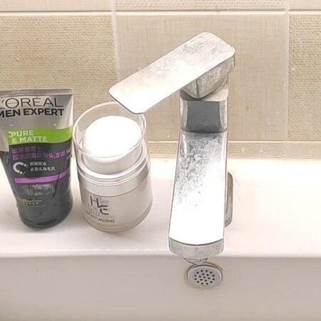 使用感受：保湿还不错，美白的话，没有明显感受，只能看看后期有没有吧，但保湿效果确实是不错，效果明显，涂上不油腻，