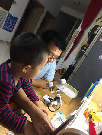 36岁大叔一枚，对大疆的机甲大师种草依旧，只盼等孩子长大一些买给孩子玩能沾光玩一玩。前两日在商场销售的强烈推荐下带三岁的孩子试玩了@能力风暴的小氪，孩子很喜欢玩，决定给孩子买一套入门版。京东优惠券加活动价比商场便宜了好几百。
入手后发现，别说孩子喜欢玩，就连我这个中年大叔都欲罢不能啊！还要什么机甲大师啊，小氪就是宝藏啊！！！
各种不同的组合，拼接过程，可以培养孩子的观察能力，精细动作，专注力。拼好特定的机器人以后，还可以进行编程创作，从简单图形化的Scratch开始，了解顺序，条件，循环等程序结构和算法思想。入门之后可以进阶为流程图，进而再学习C和Java。现在这么多孩子学编程，这个简直就是学习编程的神器！玩中学，学中玩，培养兴趣的同时，还能让孩子远离手机游戏。
目前发现的唯一缺点就是耗电有点快，不过可以理解，wifi+电机+传感器都是耗电大户，我玩起来太费电池，干电池不环保也用不起。我用的是1.5V的可充电5号锂电池（南孚锂可充），比镍氢1.2V的电压高，更耐玩一些。