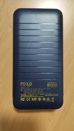 体积很大，像块板砖，但用起来很爽，2个usba和一个usbc都可以快充输出，快充可以支持pd,qc,华为等快充协议，输入输出最大都是18w，另外支持电量显示，实际容量19500毫安时，充电宝握感不错。双11绝对好价。