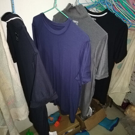 衣服挺好的，质量不错，第一次过清没见掉色，一直喜欢班尼路的牌子，就是客服态度太差，京东快递很给力很快。