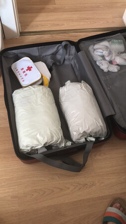 密封效果：密封效果很不错！周末装的袋子卷起来，临出发了继续理行李也没胖出来多少！
容量大小：其实可以装很多衣服，就是这样就不能手卷啦，对折压气也很方便的说！
抽气体验：很方便，只要用力压就行了。
厚薄程度：家里有之前买的白色款，整理行李觉得很好用，赶紧京东买了继续理行李用，这款卡通款感觉材质比白色的略略薄一点。
适用场景：理行李！超方便！