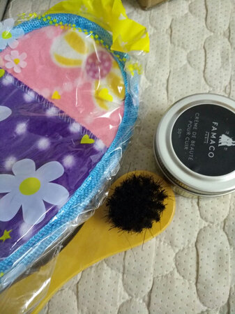 买之前对比了几款鞋油，感觉这款的产品介绍很正规，还赠送擦鞋工具，就下单了。刚刚拿到鞋油时有些小失望，50ml的小盒鞋油，好少啊！用过之后感觉很好，失望完全消失了。只擦一点点鞋油，就能看到效果，用赠送的绒毛打磨一下，亮光更明显了，气味也不大。