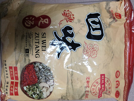 金泰康 四味泡脚粉一大袋，里边是独立的小包装，都是天然的植物磨成的粉末，味道很好闻，整体满意，使用方便。
