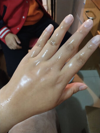 宝贝收到已经敷上了，一股淡淡的蜂蜜香味，撕下来之后手白白嫩嫩的，非常滑，真的有效果，以后一定要坚持用下去，效果肯定会更加明显！