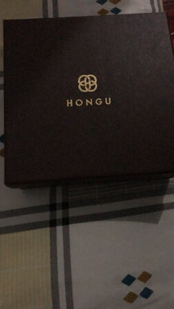 第一次买红谷的皮带，送给男朋友的，总体来说还不错。包装简约大气，皮带看起来还是有质感的，就是不知道耐用不。宽度和长度也合适，黑色的白搭，哑光的低调，性价比高，唯一的缺点就是需要自己打孔，这可为难自己了。