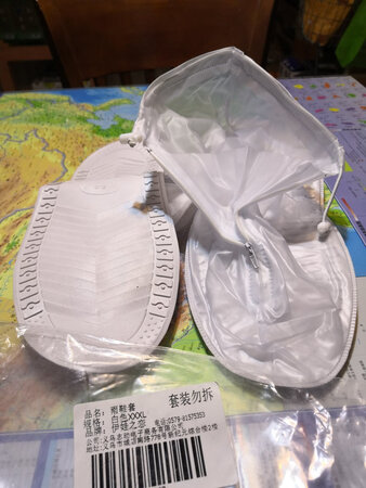 双11京东物流一样快，小哥服务好。外出旅游怕遭雨，买了备用。