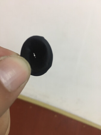 怎么说呢，确实是薄如蝉翼，有点不耐用啊，一个指套用了一次，玩了几把游戏就漏掉了，开始以为是指甲长了，剪完以后还是一样！附上指甲长度照片！希望可以改善一下！
