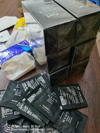 还不错，加一些大宝保湿霜在手掌心，再挤两下素颜霜，然后均匀的涂抹式还不错。快递服务态度也很好！