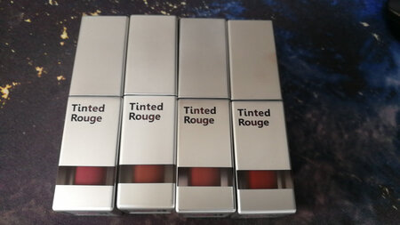 还是挺不错的，价格便宜，涂之前需要打底涂点唇膏不然会有点干，颜色还不错，外科也不显得廉价，整体令人满意。