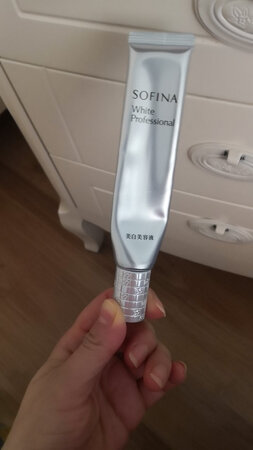 使用感受：有亮白效果
适合肤质：都可以
吸收效果：好吸收
保湿效果：还可以