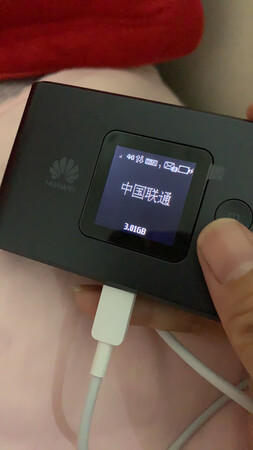 实测已经是用很长时间了，不能为了评价而评价还是要实事求是地说，图一在小区的楼里，信号比较稳定，Wi-Fi是满格，网速还可以，可以满足看电视连续剧和***，但本人不打游戏。图二图三为平房时使用的，位置在北京第二外语学院和传媒大学附近。平房可能信号接收的不太稳定，所以有时候是3g，有时候很困。好像是内蒙古的号码。价格实惠。汇报完毕。