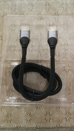 长度合适，线材观感不错，之所以在众多品牌型号中选择此款是看中了此款具备premium认证，能确保拥有18G传输速度的能力，用于4K60帧场景比较放心。
安装后使用还算稳定可靠。对于纯数字信号而言，就不必盲目听信画面提升这种宣传策略了，画面提升还是得靠节目源和播放显示设备。