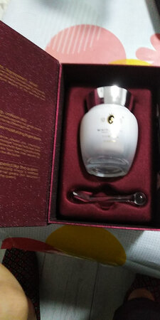 扫码了能，查到防伪码，特意用了几天才来评价。没有有过敏，保湿状态还可以保持五六个小时的湿度，下午皮肤就没有，早上刚擦时那么好，那么水润没有美白功能，自己的皮肤偏黄偏下垂，希望这个成分能把我的皮肤颜色调整好，无意间发现了这个品牌，看评价都挺好的，就买来试试，用了很多化妆品，感觉效果不太明显，这个刚刚用，如果效果好，就会长期用，包装的很高大尚，有独立的包装盒，手提袋，颜色质感都是一样的材料儿，看这个包装就应该是正品