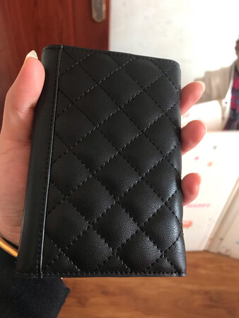 材质很硬，不像皮的，感觉像假的一样。