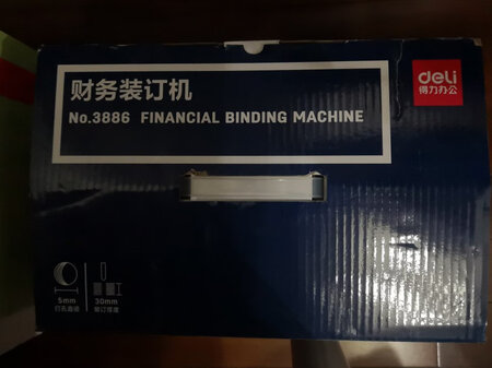 趁着双十一价格便宜入手了一台，平时的价格是四百九十九元，双十一的价格是三百六十九元。
快递送过来很大一个箱子，机器还没试用不知道好不好用，可以用来装订财务凭证，也可以给小孩订作业本，比一般的订书钉订的厚多了。
