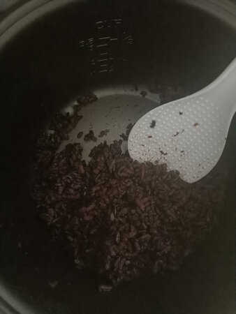 内胆容量：适合三四个人吃，一人有点大
功能配置：饭粥汤蒸都可以，还可以预约
蒸饭口感：饭口感非常不错，煮粥也很棒
操作难易：操作简单方便