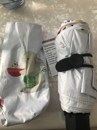 还未使用，感觉还可以，伞骨感觉不是太结实，不过使用上还是足够的，花色与图片相符，总体可以。
