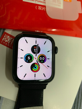 首先很惊讶iwatch5的设计 常亮屏可以随时随地的看到时间 不用一定抬起手来 现在我用的是苹果 已经有了dw了但是还是很想配一块表 一块更方便更实用的科技手表 于是我就想到了还缺iwatch 以前也想过入手 时常听朋友提起其不足之处 也徘徊犹豫 最近双十一就下了决心买了 现在戴在手上发现并不是累赘 好似一个有趣的朋友 不会因为太忙而漏下一条有用的或者没有用的信息 不用担心平时自己的心率太高或者太低 它都会为你检测报告 可以随心所欲的下载需要的app 国产正在崛起 但是它还是与众不同！