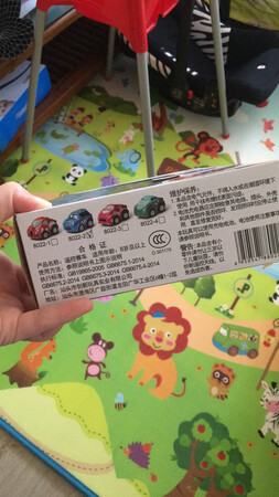 这小车也是老公在~看到的决定给孩子买的。真是挺好玩的哈哈。小小的车子可以放在表里面带手腕上，出门携带方便还好看。拿出来就可以随时玩。可以两种遥控方式，真的不错。而且买的时候才40元钱。真心不贵。4种车子可以选择。