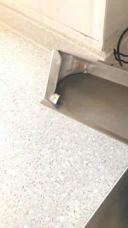 外形外观：这次的油槽还是有问题的，，太大，昨天装机师傅做了切割，然后机子背部放了块簿板，油槽才勉强装得进