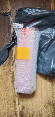 这款灯外形还可以，有USB接口输出，几组灯光带警示灯功能，能不能吸附在车上还没试过。