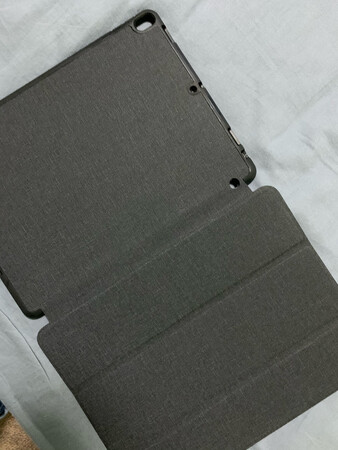 很不错的iPad壳，很厚实，手感不错