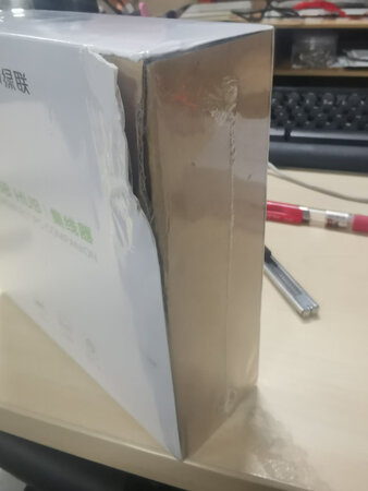 里面没事，外观不太美丽了。双十一比较忙，也体谅，希望下次购物完美。绿联的东西还不错，这款有额外供电，对于机箱usb比较弱的情况非常适合。前端有能放手机的地儿，回头试试看。双十一有活动，购物挺划算的，比平时要优惠一些。弄了半天，京东双十一的活动力度比~大多了。又这么快的物流速度，支持京东！