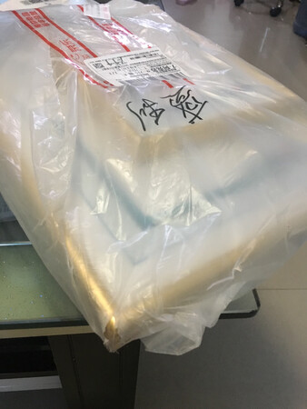 质量手感、尺寸都不错啦！就是包装太简单了，这么远的路程、就一层塑料薄膜而已，可惜有两个角都磨破了了、其中一个角的颜色都磨没了。