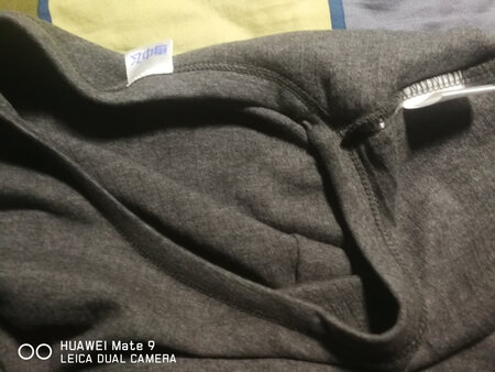 第一次买雪中飞这个品牌，记得他是波士登集团的一个子品牌吧，当我拿到物品打开来一看，面料，我摸上去是糙糙的，没有一点全棉的柔软的感觉，完全达不到全棉物品的一个基本的预期，靠，套在身上，试着穿了一下，标签是贴在肩膀的内侧的位置，磨在身上，就是痒痒的感觉，这是一种什么样的设计啊？非常的失望，是我最近购买物品中，最不理想的一次购物经历了。