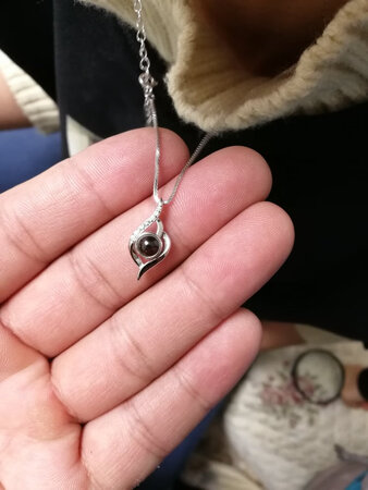 真的是很好的礼物，送老婆，老婆非常高兴，女儿都跟她妈妈抢了，等她生日在送她一个，，很棒的礼物，结婚好几年了，一直没送老婆啥礼物，这回看到这个项链，送给她，她非常高兴，值得送的礼物。