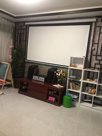 活动是入手299，100寸19:6白玻纤布，效果很好！配爱普生5600，白天享受影院体验！