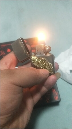 挺漂亮的以前有一个朋友送我的后来坐飞机丢了这是自己买的的一直用的都是zippo的火机上学呢时候就用一直到现在让后上官网查了一下是正品的我看他们说的都是火机掉色我都用了好几天了才来评论的也没发现掉色啊物流什么的都挺快的