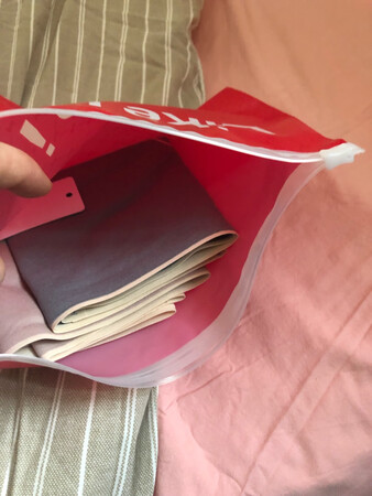还不错啊，包装的还挺精致。可是穿的人不那么满意。