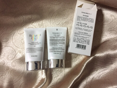 超级容易推开，不用美妆蛋用手指就能完美上妆，持久效果很好，平时就靠这一层打底就可以一整天好气色了，两款颜色我一直搭配使用，毕竟夏天冬天肤色可能稍有不同，两种颜色自己混合，完美调出适合自己的肤色。