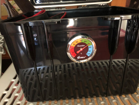 干燥箱很快就收到了！！！！物流很给力！！！！！包装的很扎实，没有什么破损。吸湿卡用了不到2个小时就充电好了！！！！！下午开始测试，放到干燥箱中才几个小时，湿度已经从70降到40了，真是没得说，棒棒的，自己配了一个肩带，挺好。感觉买的太小了，以后再换个大号的，黑色的不错，很好看！！！！！！！！！！！！！！！！！！！！！！！！！！！！！！！！！！！！