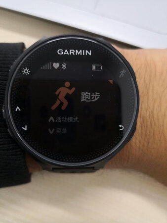 防水性能：很好，看视频中介绍说防水性能很好，目前还没有机会测试，感觉应该是真的，毕竟大品牌在那摆着呢
续航效果：感觉不是特别耐用，电量感觉不是特别够啊
定位效果：准确得很
其他特色：颜色很喜欢，黑色很耐看，很喜欢这款运动手表，希望带着它能破自己五公里记录
舒适度：舒服，不累手
响应速度：很快，很喜欢