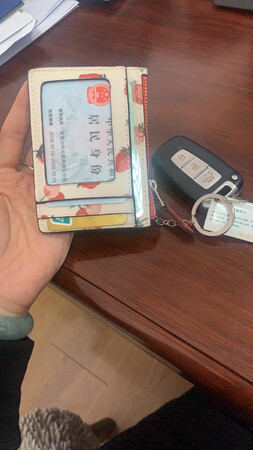 放驾照加身份证和几张卡 还可以拴个电梯卡车钥匙 出门一包搞定 二百六买的觉得很值