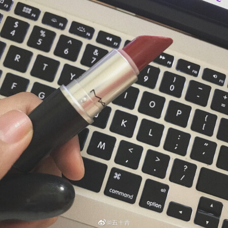小辣椒想买很久了，终于下手了，到货速度也是超级快的，像我这种很少化妆的人，出门还是要收拾一下自己才行，不想化妆涂个口红也行，没买之前还在犹豫，怕涂了不好看，买了真的是一点也不后悔呀，像我这种黄皮肤，涂了真的是超级显白，大爱大爱了，没出出门不涂点还真是有点不习惯呢